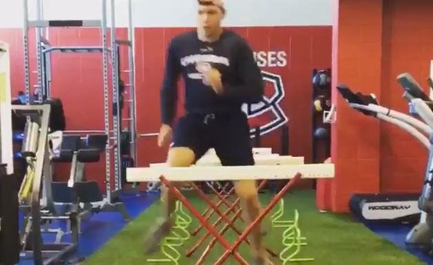 Nikita Scherbak se voit sur les trois premiers trios d'une équipe de la LNH