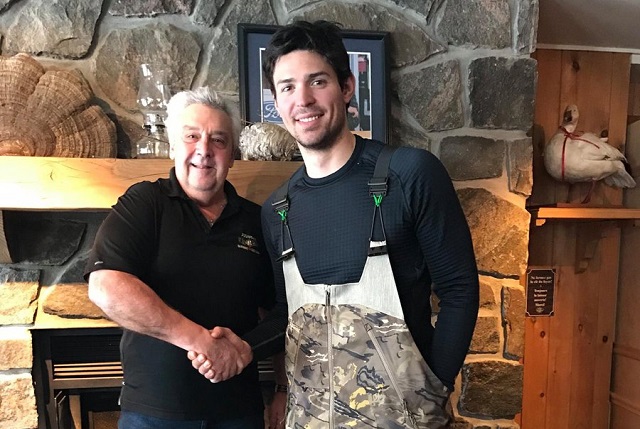 Carey Price, Stephen Curry, Aaron Rodgers, Joe Pavelski et T.J. Oshie sur le même terrain