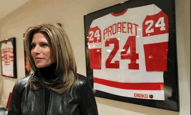 L'épouse de feu Bob Probert a répandu ses cendres au banc des pénalités du Joe Louis Arena | En rafale