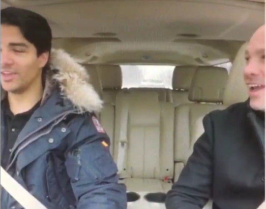 Martinsen sort directement du moule du Canadien | Une demande en mariage en robe de chambre | En rafale