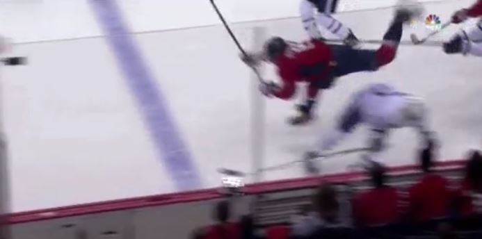 Alexander Ovechkin, aussi endurant soit-il, quitte le match #5 après un contact avec Nazem Kadri