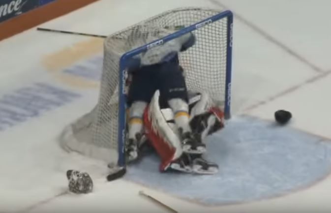 Un attaquant a décidé de se battre avec un gardien de but | La saison (et la carrière) de Sylvain Lefebvre se joue ce soir?