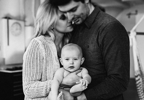 Une photo osée d’Angela Price en train d’allaiter Liv Anniston fait jaser sur les réseaux sociaux