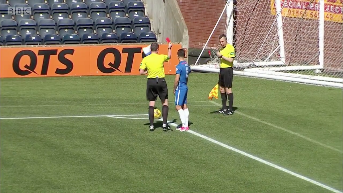 Un juge de ligne se fait montrer un carton rouge par l’arbitre en chef | Planète Foot