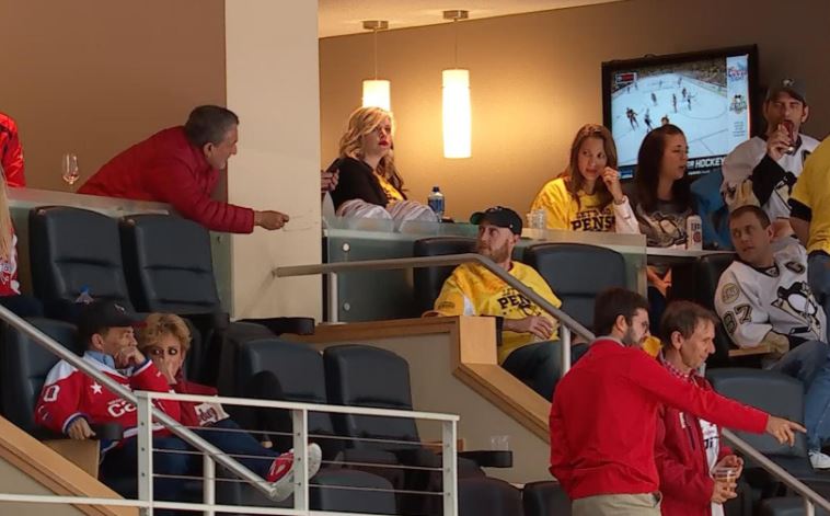 L'organisation des Capitals a nargué (deux fois plutôt qu'une) les partisans des Penguins hier soir