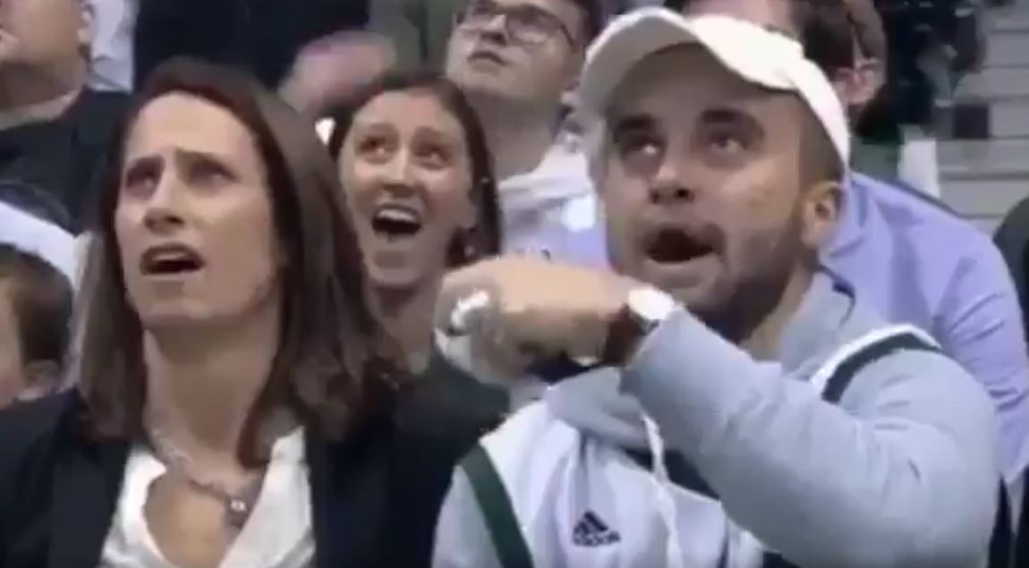 Quand la Kiss Cam demande à un jeune homme d&#039;embrasser... Sa mère | En rafale