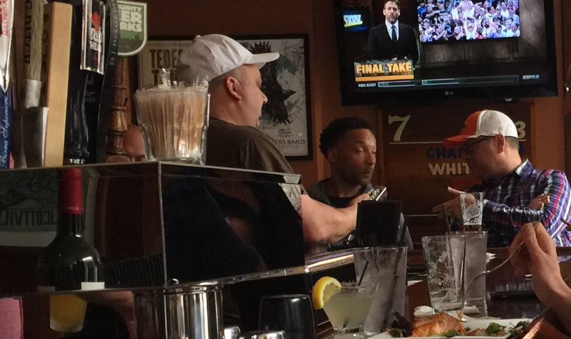 Quand deux DG récemment congédiés par la même personne se jasent dans un bar