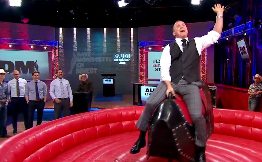 Dave Morissette sur un taureau mécanique, ça fait de la bonne télé