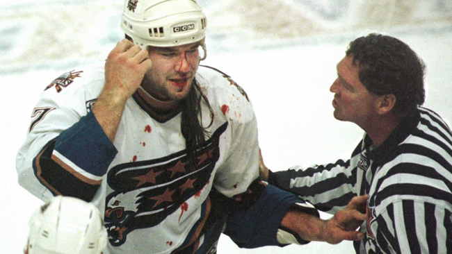 Plus de 100 combats au niveau de la LNH qui mènent à l’aide sociale