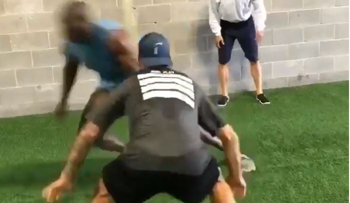 Terrell Owens donne du fil à retordre à Kristopher Letang à l'entraînement