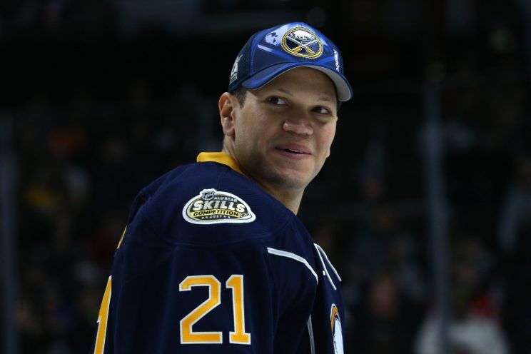 Zach Parise et Brock Nelson s’assurent de prendre soin de Kyle Okposo