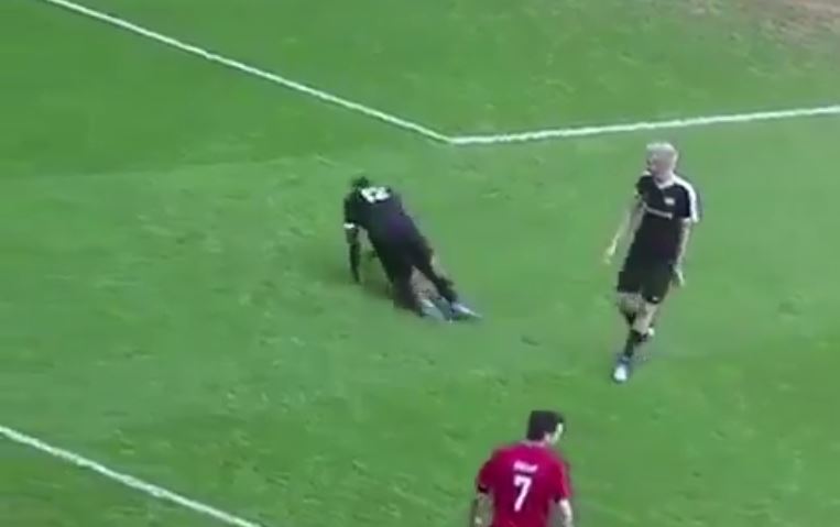La pire simulation de blessure jamais vue au soccer?