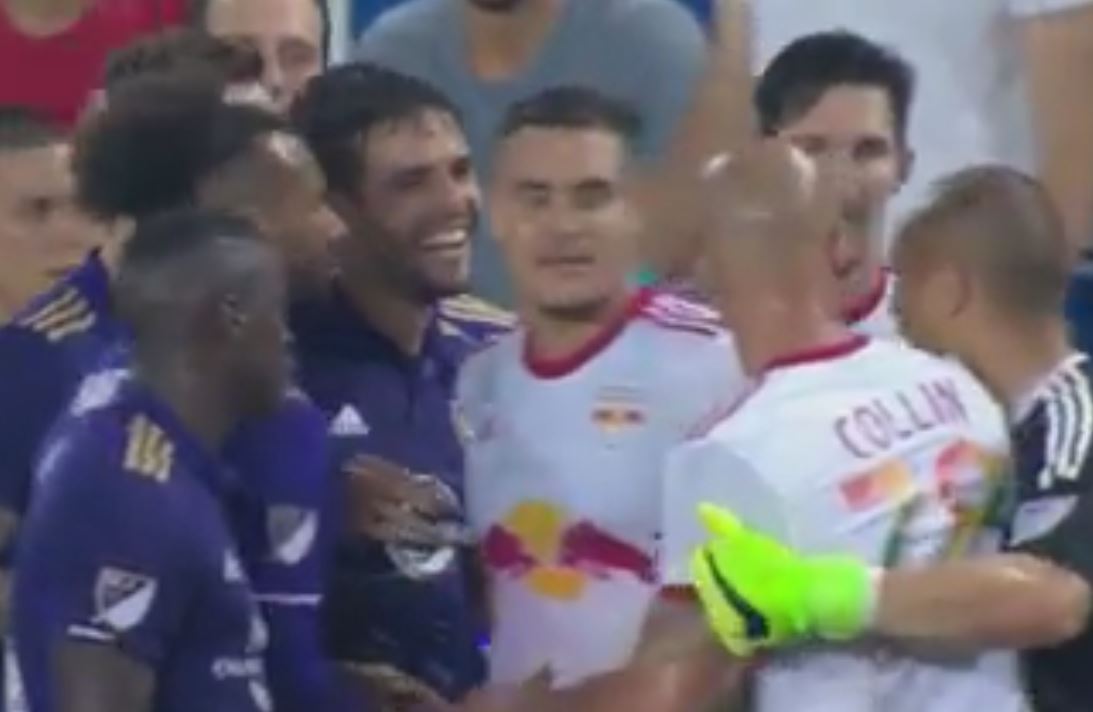 Une super-vedette de la MLS suspendue pour s'être amusée avec un bon ami sur le terrain