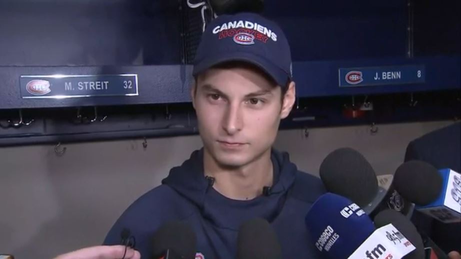 Zachary Fucale montre les crocs devant un journaliste