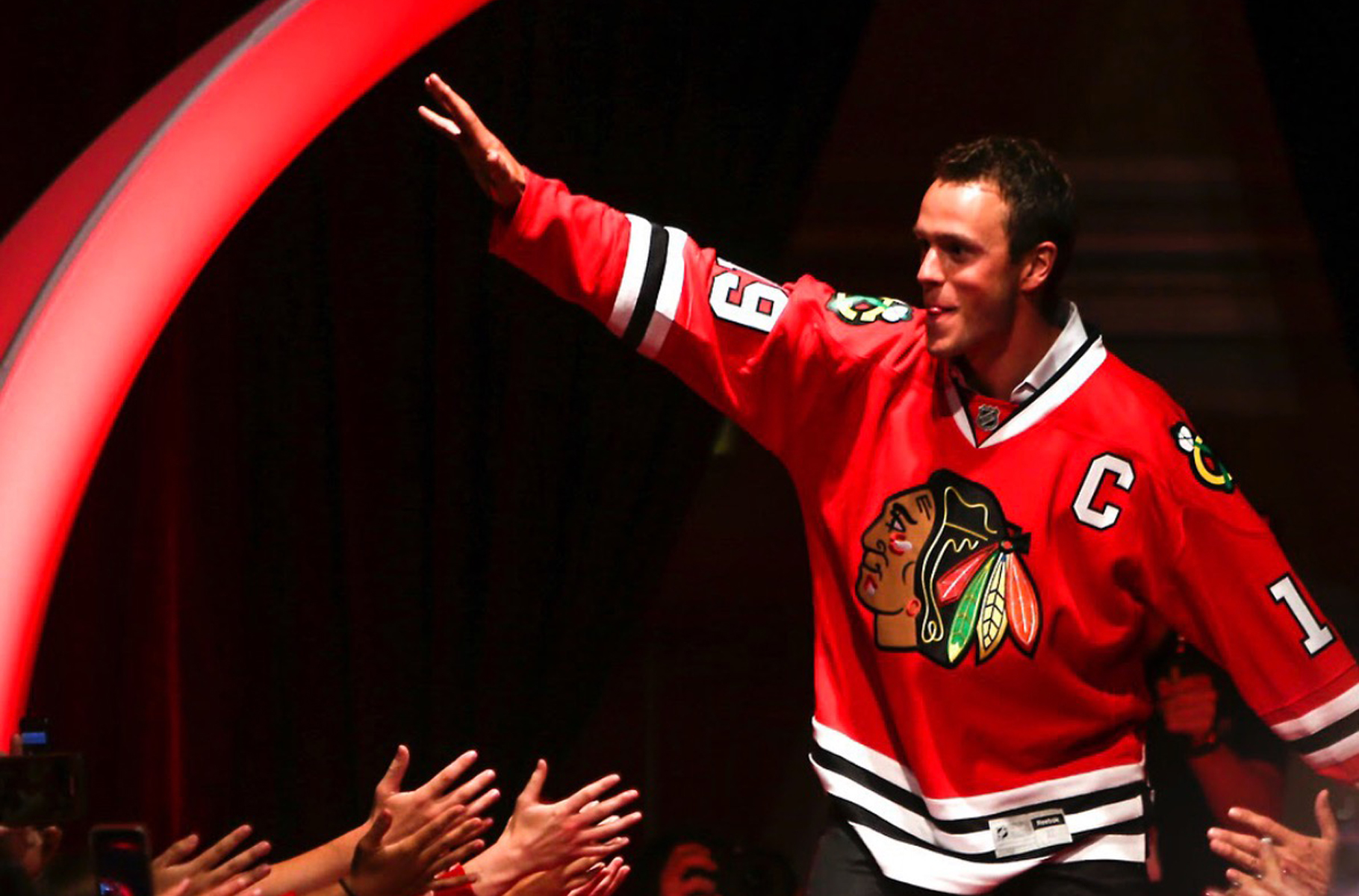 Adrian Dater se demande si l'Avalanche pourrait aller chercher Jonathan Toews