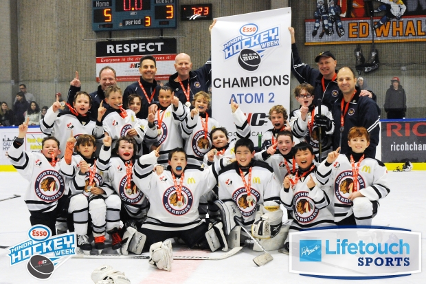 Une fillette autochtone ne veut pas enfiler le chandail des « Blackhawks »