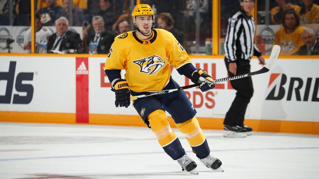 Samuel Girard est en train de chasser Alexei Emelin de Nashville