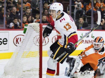 Johnny Hockey favorisé par le travail des officiels