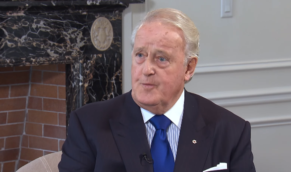 Brian Mulroney et Gary Bettman ont tissé une relation très étroite&#8230;
