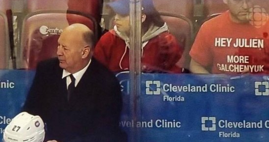 Après les sacs bruns, des chandails personnalisés derrière le banc du Canadien