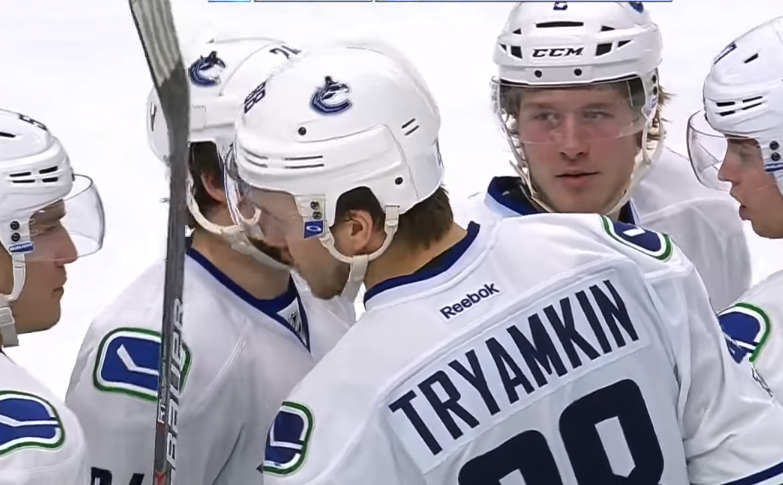 Une «étoile montante» des Canucks et domine la KHL à 23 ans