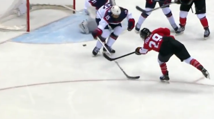 Un lâche se « cache » pour se moquer du hockey féminin