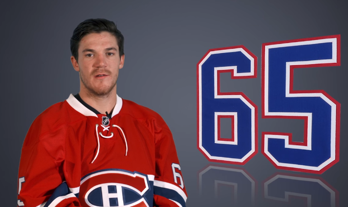 Andrew Shaw tente d'aider à sa façon avec des mauvais coups