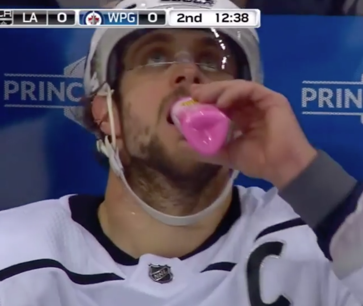 Kopitar utilise du Pepto Bismol pour performer