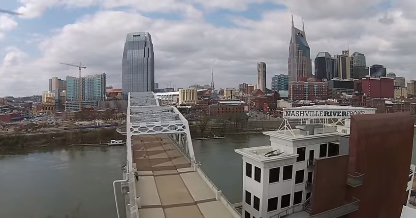 Un match extérieur à Nashville serait dans les plans