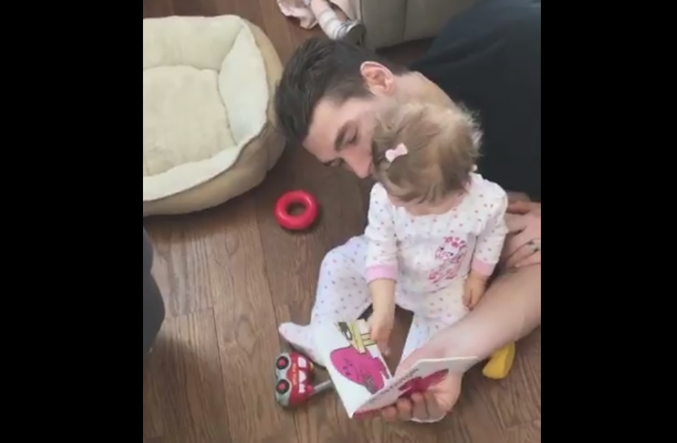 Adam Cracknell tente (tant bien que mal) d'apprendre le français à sa petite fille