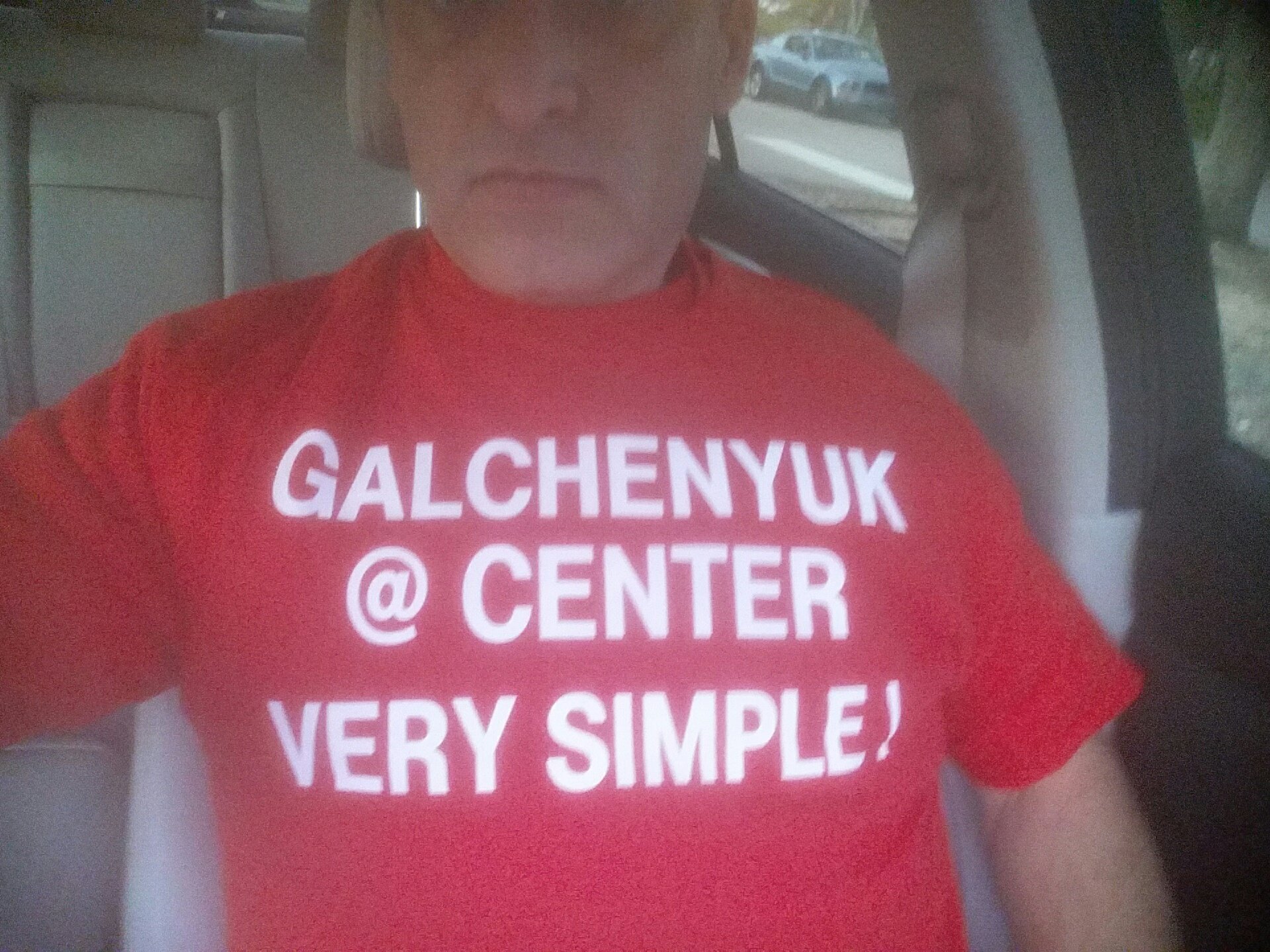 L’individu aux chandails (avec des messages pour le CH) est de retour