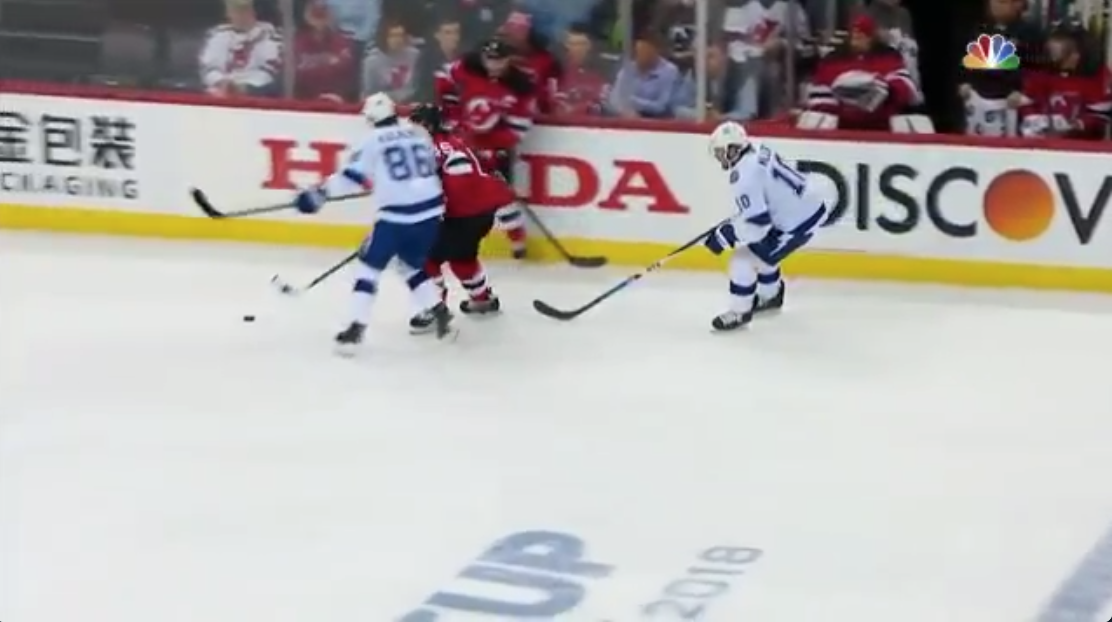 Un geste illégal ou la tête basse?