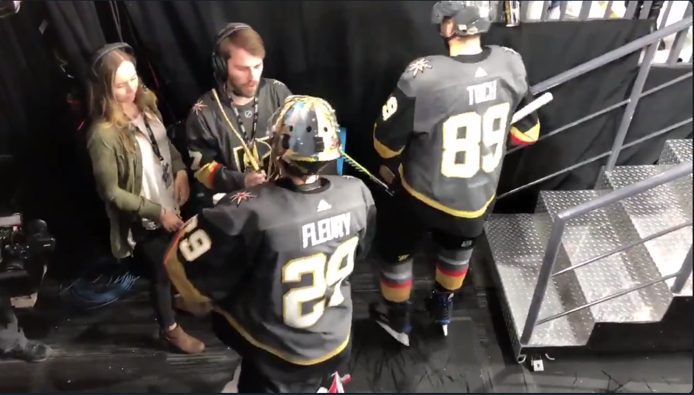 Marc-André Fleury s'amuse avec les fans en plein match