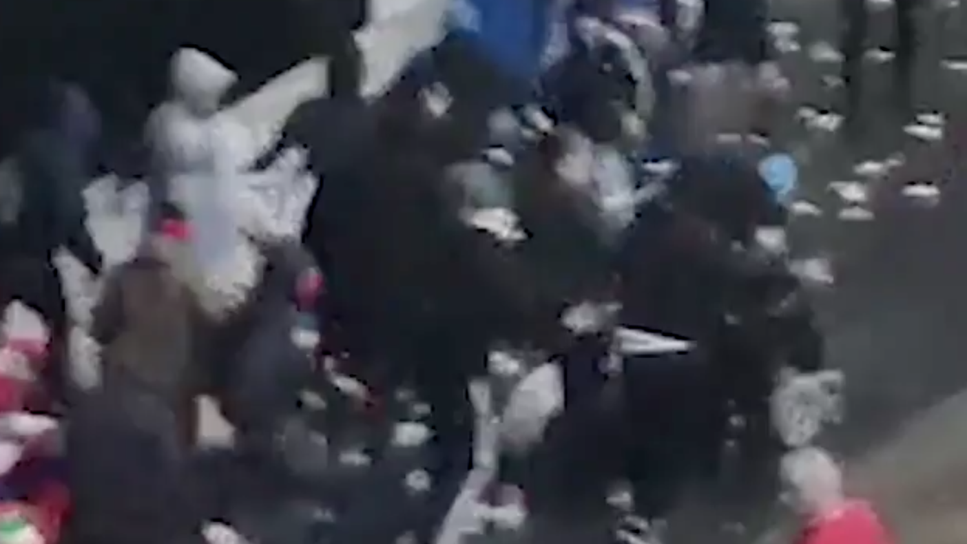 Un fan en fauteuil roulant s'est fait rudoyer en Suisse