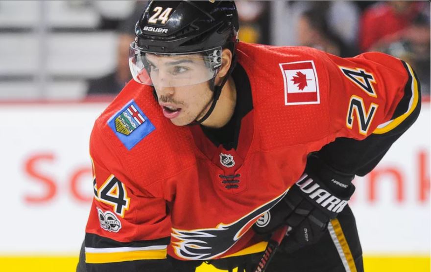 Les Leafs auraient déposé la même offre que les Flames pour obtenir Travis Hamonic