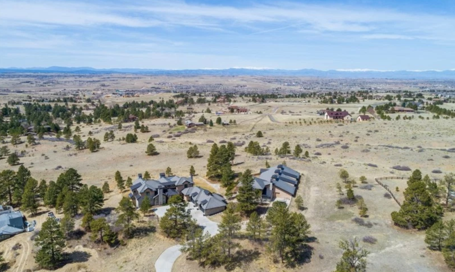 Une ancienne vedette de l'Avalanche vend son domaine qui contient&#8230; une patinoire intérieure