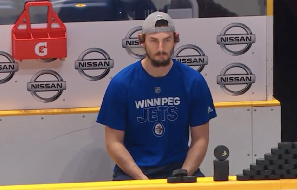 Un rituel très cocasse et particulier pour Connor Hellebuyck