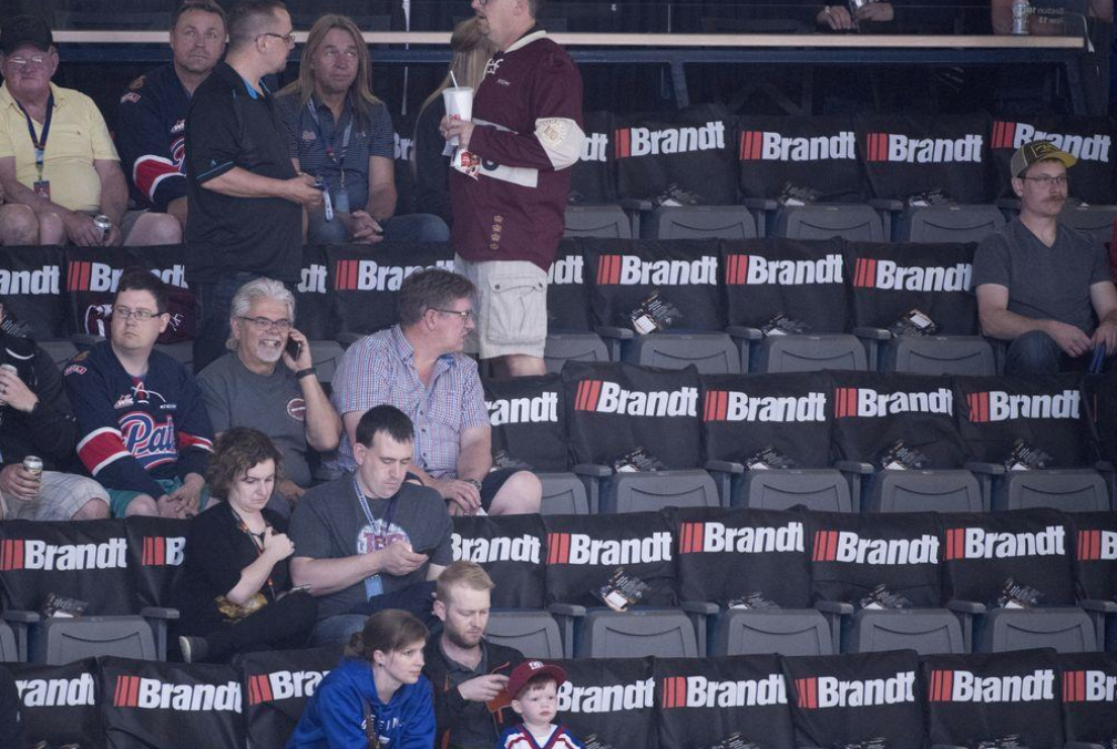 Quand ça coûte trop cher pour assister à du hockey