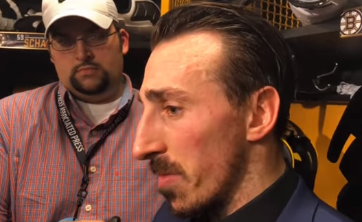 Brad Marchand à une connerie de la porte?