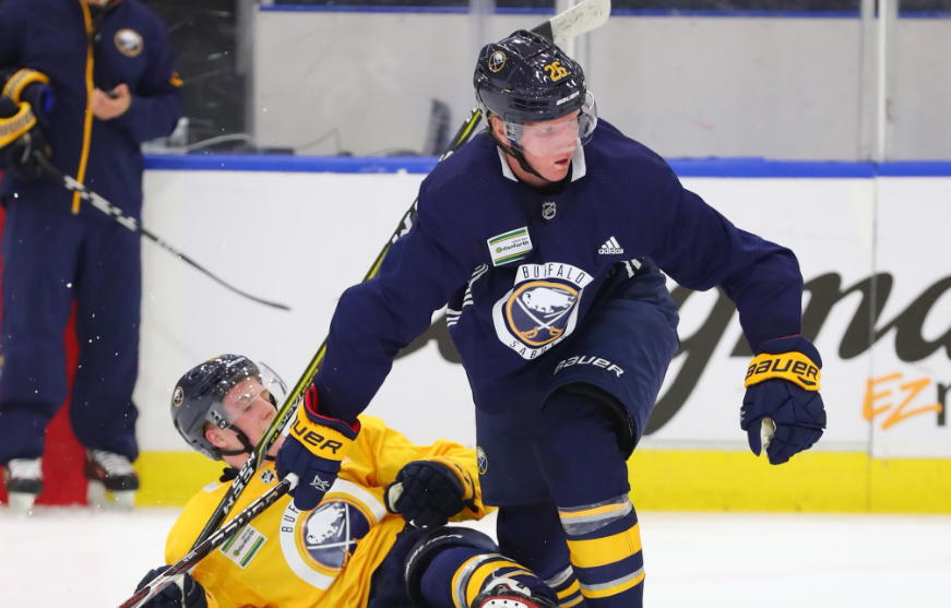 Rasmus Dahlin sert une solide mise en échec à un coéquipier au camp