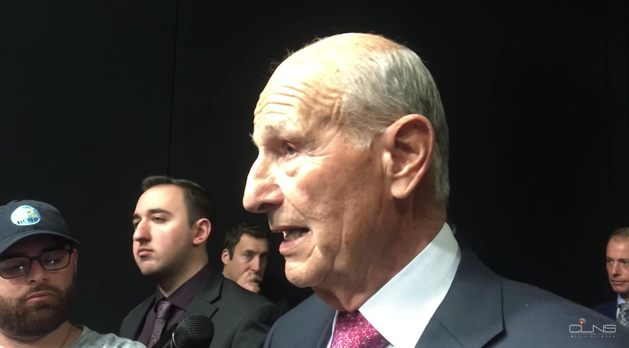 Un gars de 37 ans se fait passer pour le proprio des Bruins (qui a 78 ans)