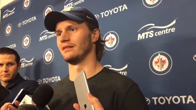 Jacob Trouba et les Jets devant l'arbitre