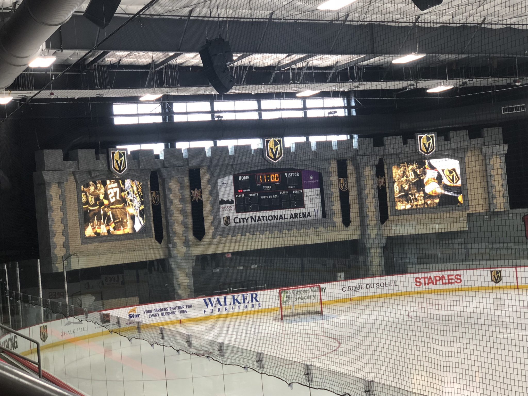 Le retrait d'une image géante de Shea Theodore fait jaser à Vegas