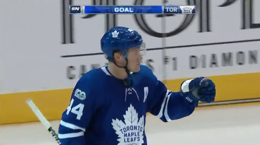 Un joueur des Maple Leafs a lancé une insulte homophobe envers un officiel