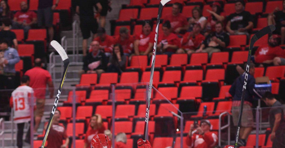 Les Wings changent la couleur de leurs bancs pour cacher le fait qu'ils sont vides