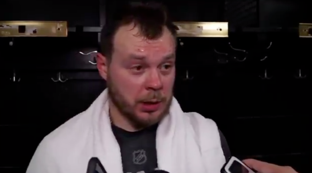 Un gardien de but de la LNH utilise les sacres et casse un bâton pour se remettre mentalement