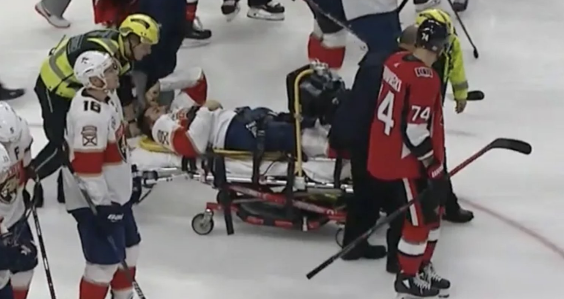 Top-5 : Trocheck quitte sur une civière après une blessure dégoûtante