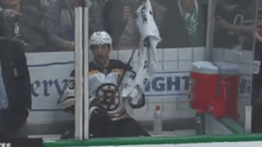 Top-5 : Brad Marchand puni pour un coup de bâton «qui n'aurait pas coupé un raisin»