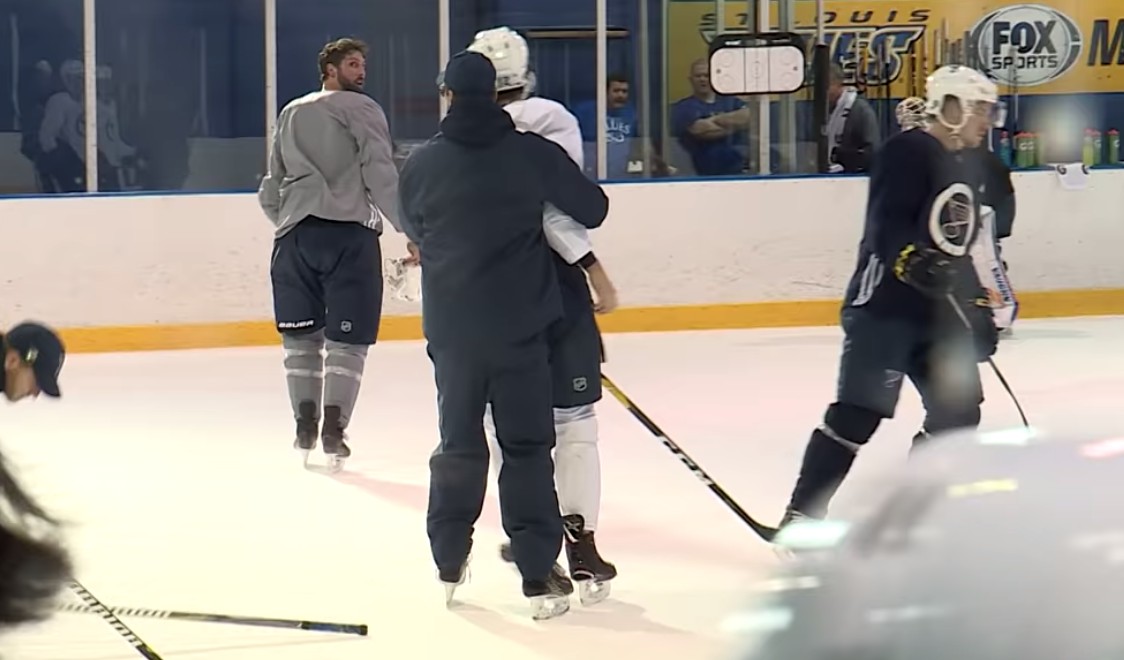Une bagarre éclate entre deux joueurs des Blues de Saint-Louis