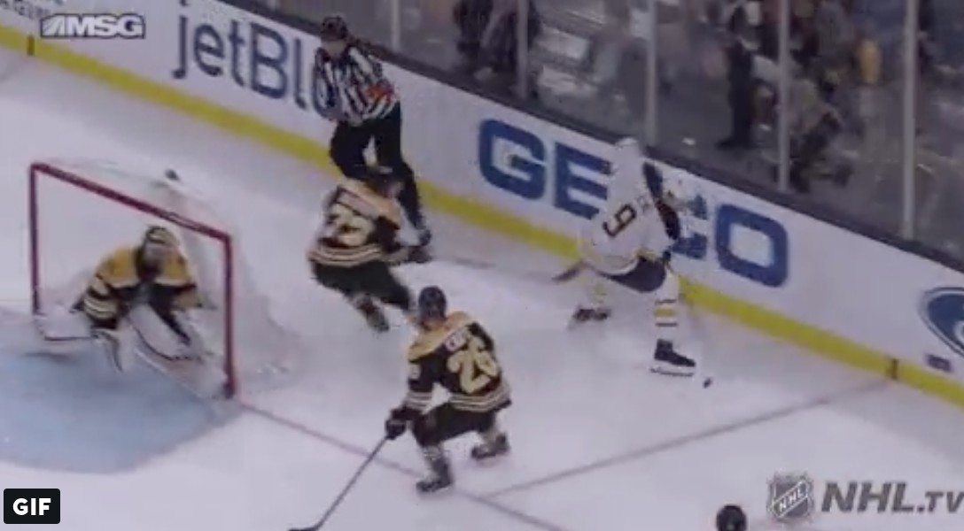 Top-5 : Jack Eichel a des yeux derrière la tête